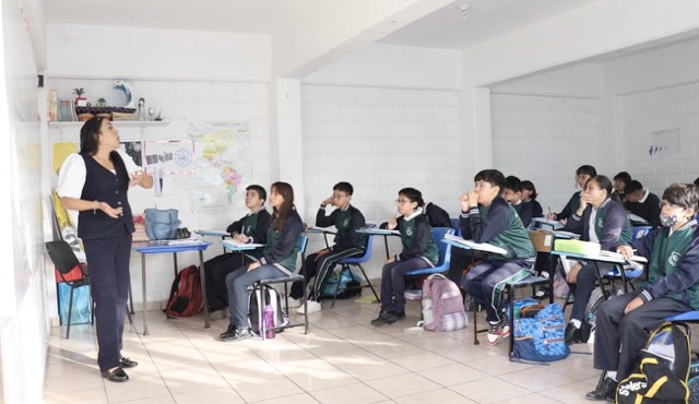 Biblioteca del colegio con alumnos leyendo